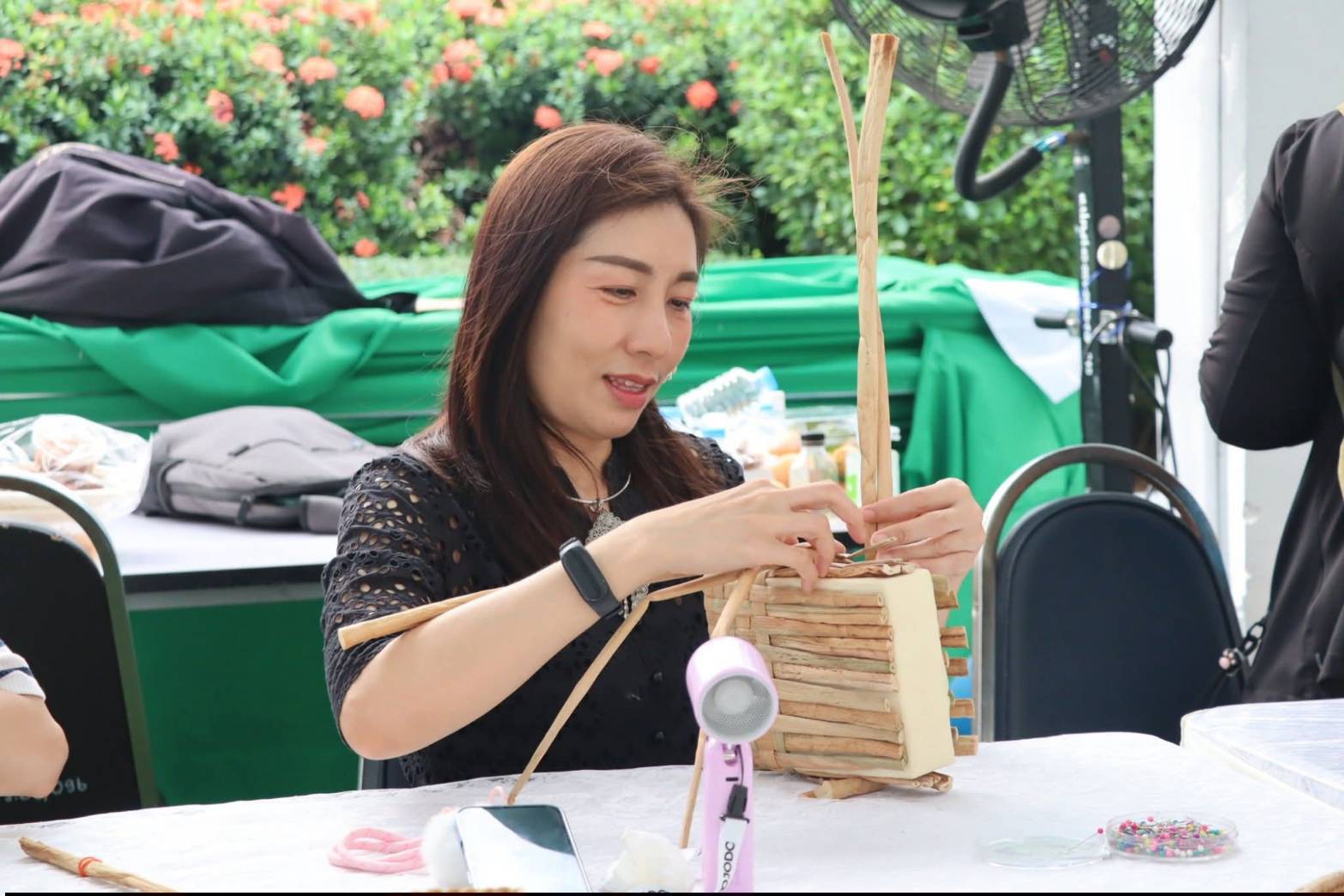 title - รัฐมนตรีว่าการกระทรวงเกษตรและสหกรณ์ พร้อมด้วยคณะผู้บริหาร ส.ป.ก. เข้าเยี่ยมชมโซนกิจกรรมฝึกอาชีพ Workshop งานศิลปหัตถกรรม (ศพส.) กิจกรรมจัดขึ้นภายใต้งาน วันคล้ายวันสถาปนาครบรอบ 51 ปี ส.ป.ก. ณ สำนักงานการปฏิรูปที่ดินเพื่อเกษตรกรรม